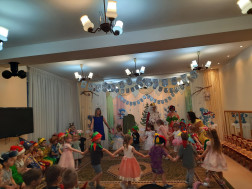Парад масок в зале Короля Солнечного королевства.