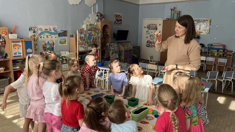 Наш веселый огород на подоконнике.